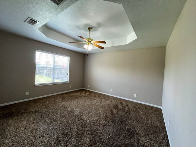 Building Photo - Available NOW  This home is centrally loca...