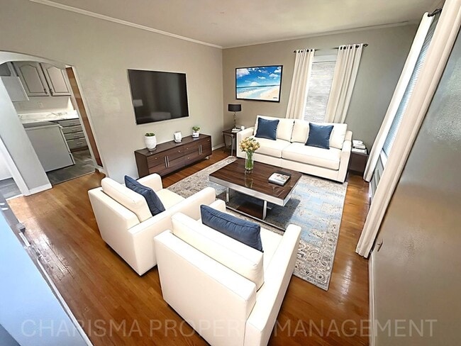 Building Photo - Spacious 2 Bedroom, 1.5 Bath Home, Newly Updated and Pet Friendly!