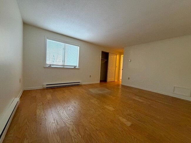 Building Photo - 9-11 Oakview Dr