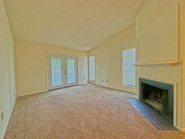Building Photo - 4321 Lakeshore Villa Dr