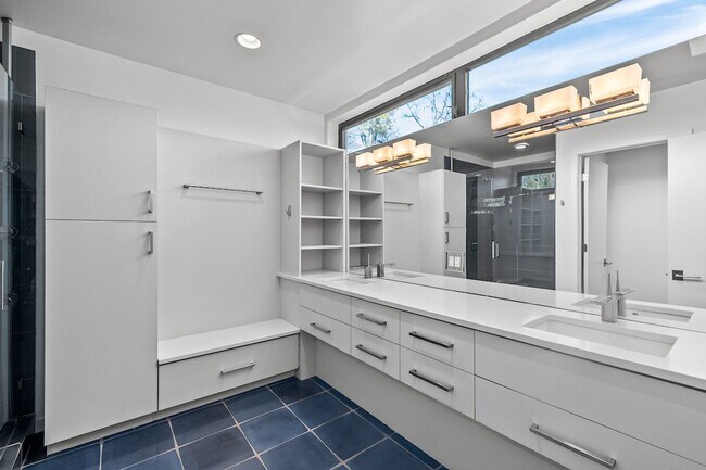 Building Photo - 203 S Marion St Pkwy