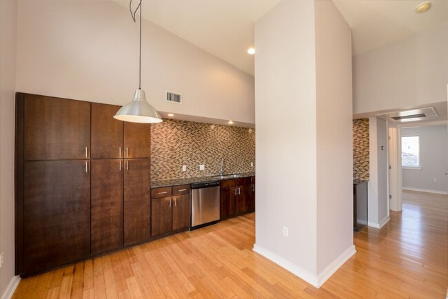 Building Photo - Modern 2 bed, 2 bath condo in South Austin