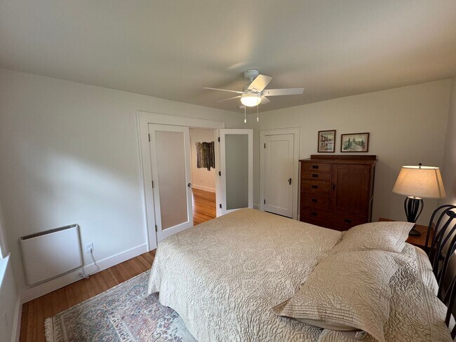 Building Photo - Charming Short Term Rental - 1-6 Month Lease