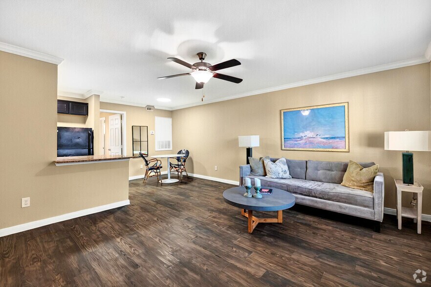 1BR, 1BA - 975SF - Living Room - The Grove at 43rd