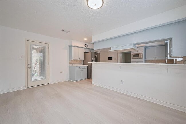 Building Photo - 2107 Shadowbriar Dr