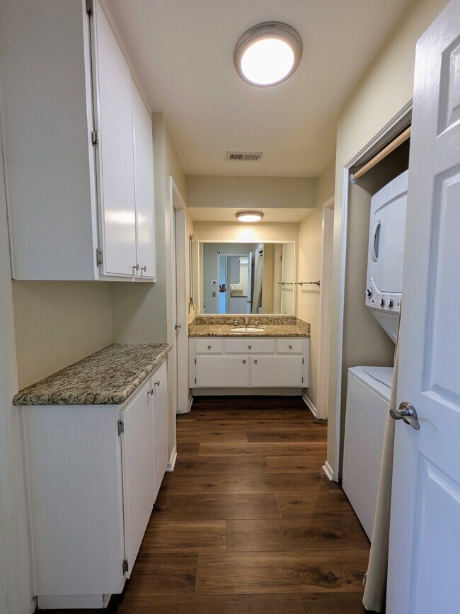 Building Photo - MOVE-IN READY – 1 BEDROOM CONDO IN GATED TUSTIN COMMUNITY (UNIT 70)