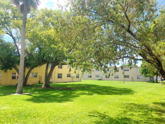 Building Photo - 418 W Oak Ridge Rd