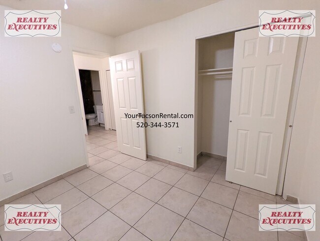 Building Photo - 3/1 with AC and a garage in Midvale Park N...