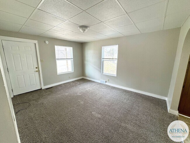 Building Photo - 2 Bed / 1 Bath House Off North Main Street