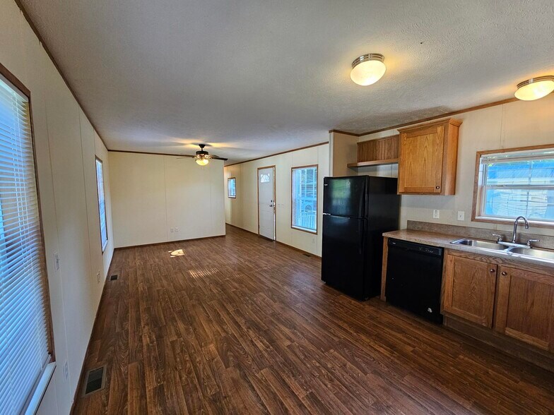 Building Photo - 16 Woodside Ln