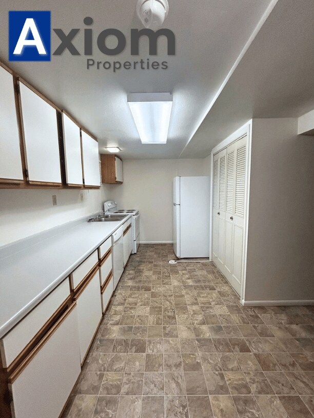 Building Photo - 1005 1/2 Park Lane-