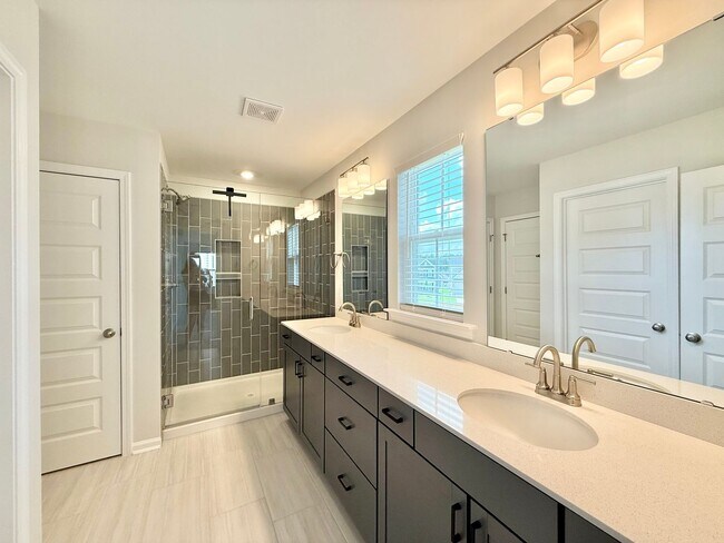 Building Photo - Stunning New 5BD, 5BA Garner Home with Lux...