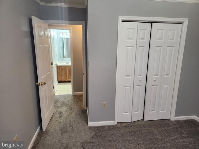 Building Photo - 121 Hampton Ct