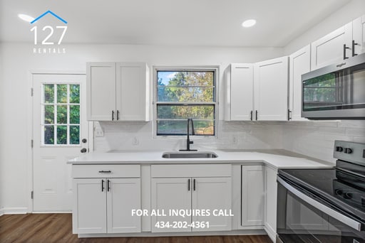 Building Photo - Newly Renovated 2 Bed / 1 Bath Apartment –...