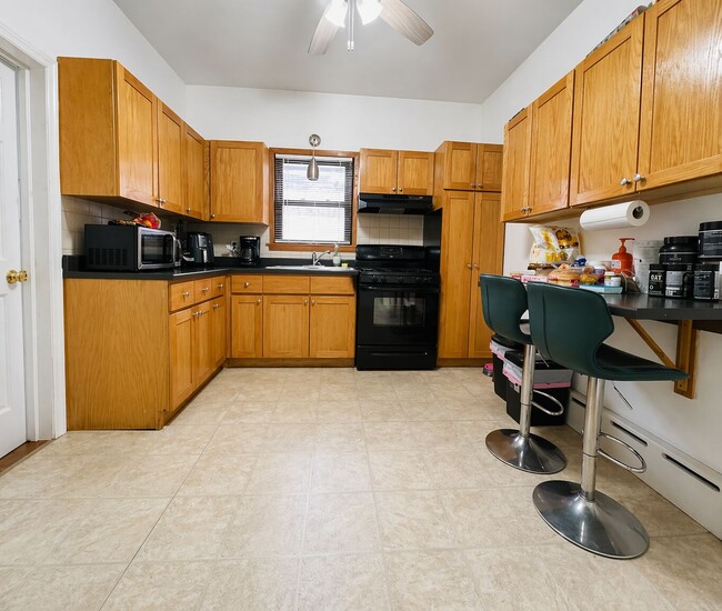 Building Photo - 5709 W Dakin St