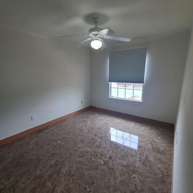 Building Photo - Spacious 3 BR+study/2.5 bath end-unit townhome w/balcony & patio!