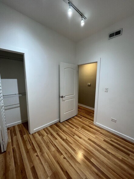 Building Photo - 1037 W Polk St