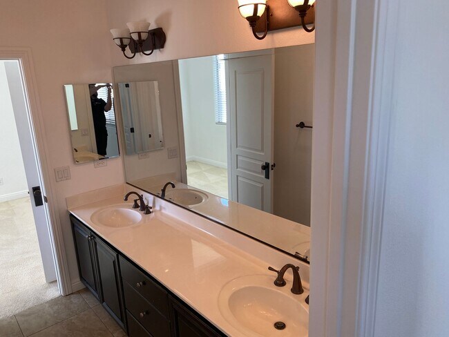 Building Photo - Beautiful 3Bed/3Bath/2Car corner lot home located in the guard gated Tuscany Community