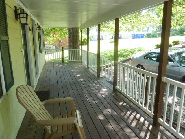 Building Photo - Inviting, updated 4br 3.5ba duplex w/ park...