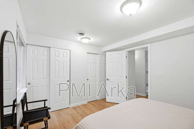 Building Photo - 12107 NE Bel Red Rd