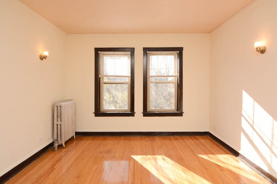 Building Photo - 2242 W Ainslie St