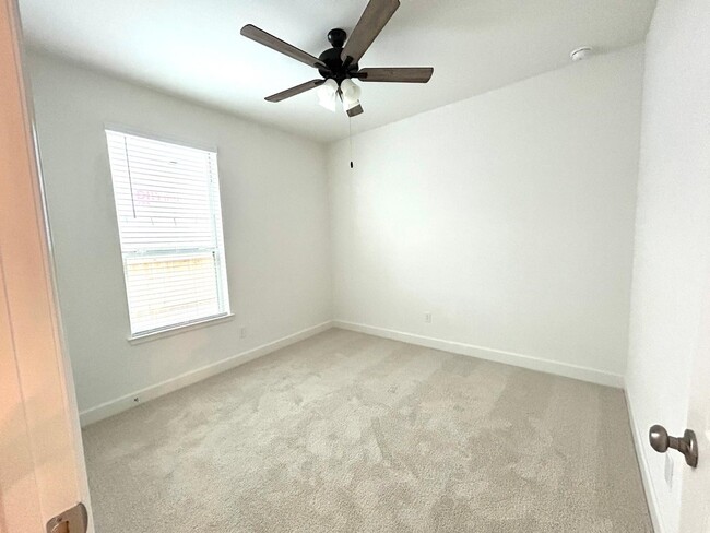 Building Photo - 211 Sierra Strm Ln