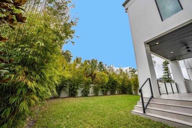 Building Photo - 3010 W Trilby Ave