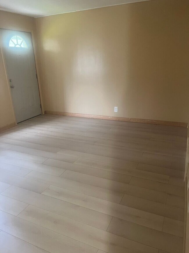Building Photo - 2 Bedroom Townhome - Bedford