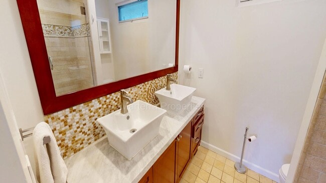 Building Photo - Large Spacious Home with a Pool!