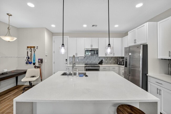 Building Photo - 1402 SW 4th Ave