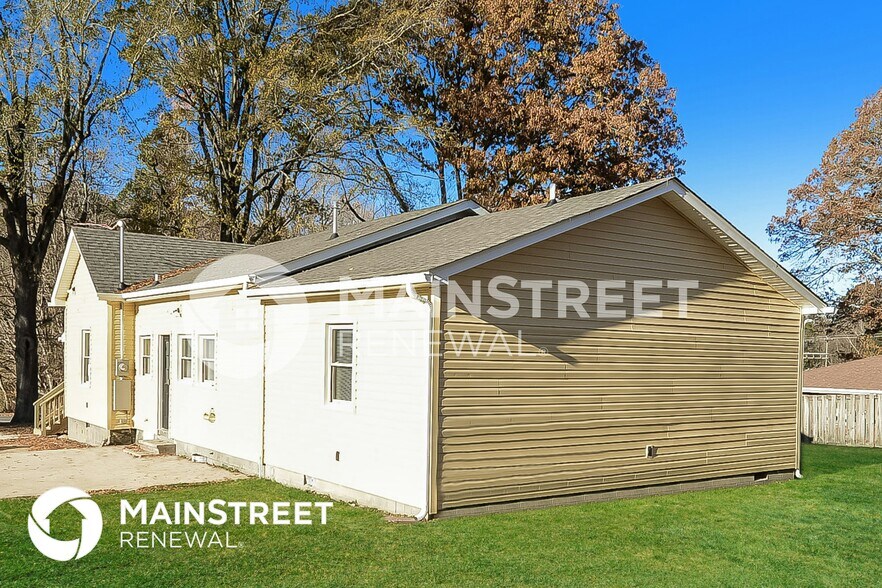 Building Photo - 320 W Steele St