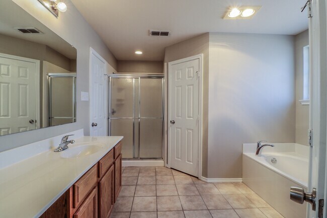 Building Photo - 4Bed/2Bath Available 11/10 !