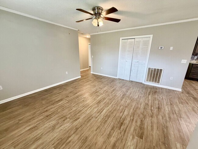 Building Photo - Comfortable 3-Bed Home with Fenced Backyard