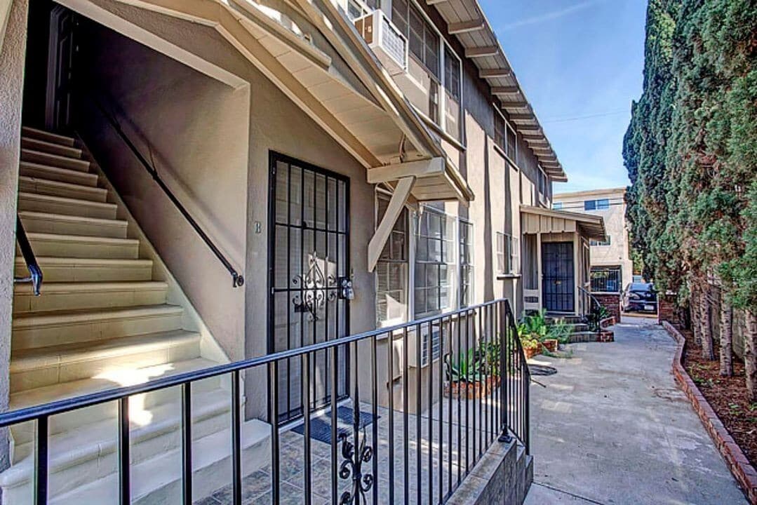 Building Photo - 1532 S Bundy Dr