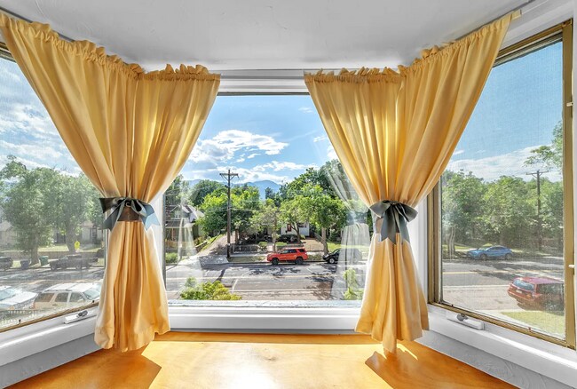 Building Photo - Beautiful 5 Bedroom Home with Lots of Natural Light and Private Fenced Backyard! A Must See!