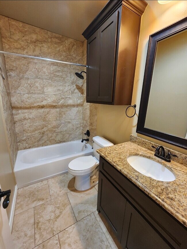 Building Photo - 3 bed 2 bath home