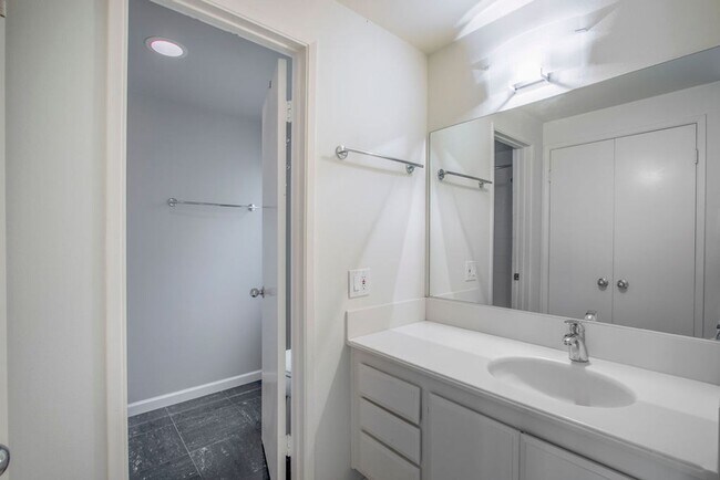 Building Photo - Charming 2 Bedroom Coastal Retreat with Pa...