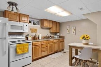 Building Photo - Elm Street Duplex