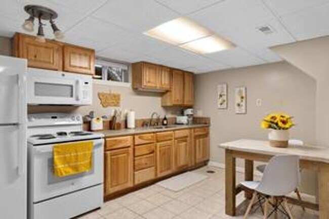 Building Photo - Elm Street Duplex