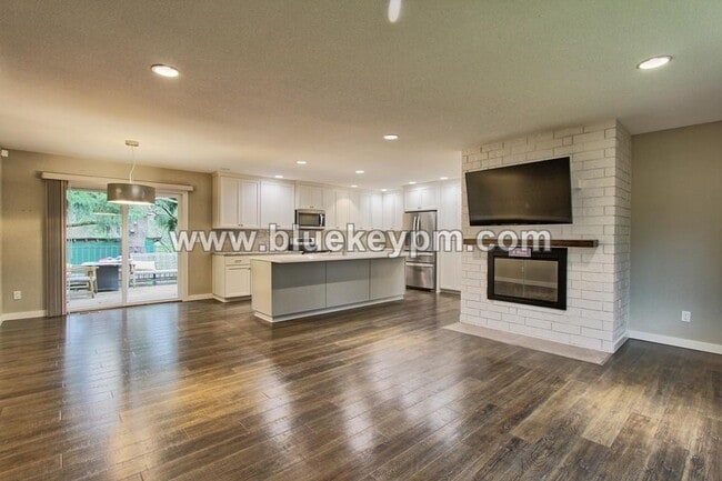 Building Photo - 4 Bed, 3 Bath  Split Level Home in Sherwood