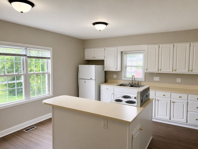 Building Photo - Three bedroom, 2.5 bath house in Graham