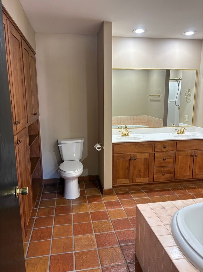 Building Photo - Large 4 bedroom Home for Rent