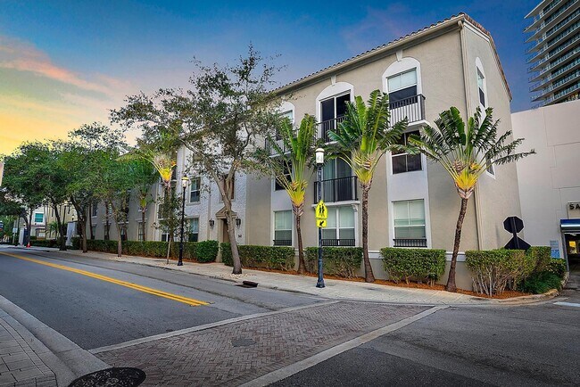 Building Photo - 560 S Sapodilla Ave