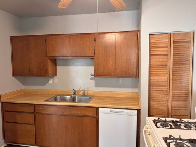 Building Photo - 1818 Collins Ave