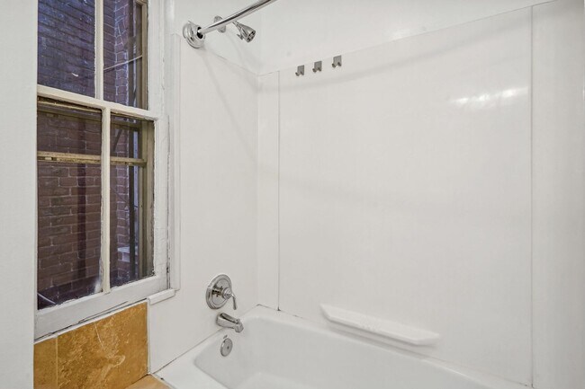 Building Photo - Available Now! 3 bedroom, 1.5 bathrooms hi...