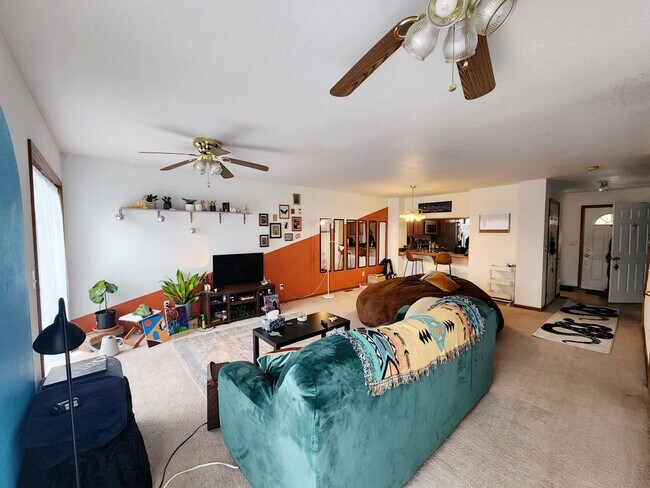 Building Photo - 3bed, 2.5bath Townhouse Near Medical Center and WVU Farm - Available 05/20/2026