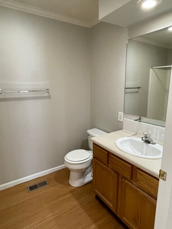 Building Photo - 2 bed 1 bath Central AC and W/D in unit