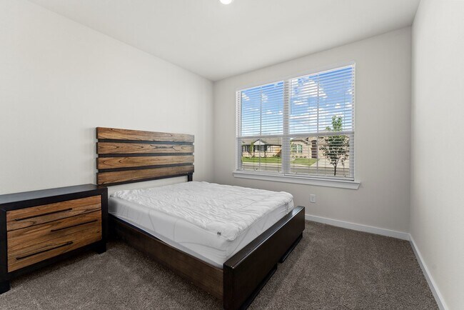 Building Photo - 2106 Somerset Dr