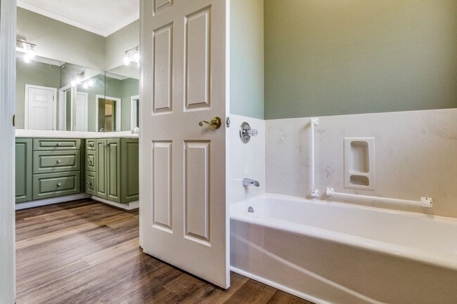 Building Photo - Great Home in the Tiger Point community of Champions Green!