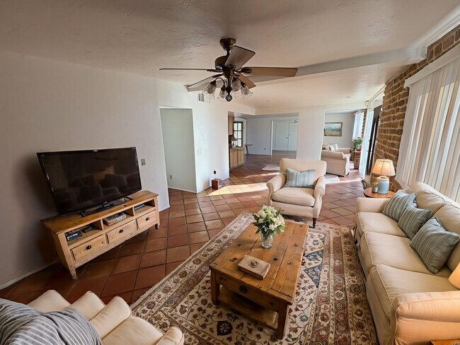 Building Photo - 4 Bedroom and 2 Bath Rental